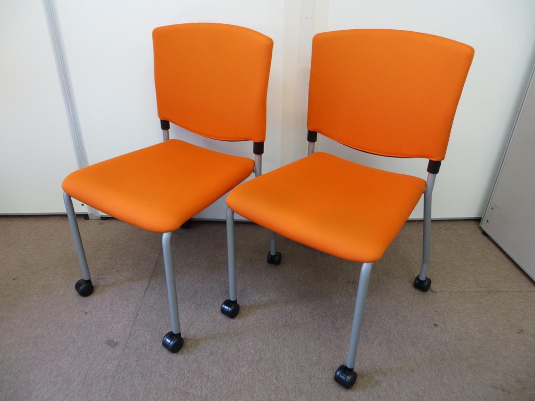 【10脚入荷！】鮮やかなオレンジのスタッキングチェア　2脚セット！【中古オフィス家具】
                        
                                    中古
            