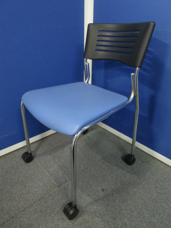 【キャスター付でスムーズに移動できます！】■スタッキングチェア　ブルー【在庫限りの特価品！】
                        
                                    中古
            