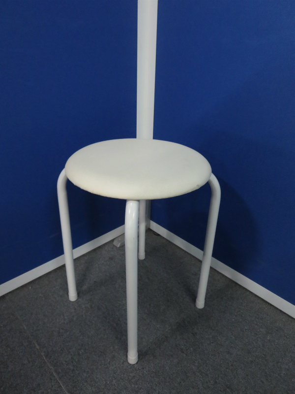【2脚限定！】～ホワイトカラーのシンプルな丸椅子が入荷致しました！～【中古オフィス家具】
                        
                                    中古
            