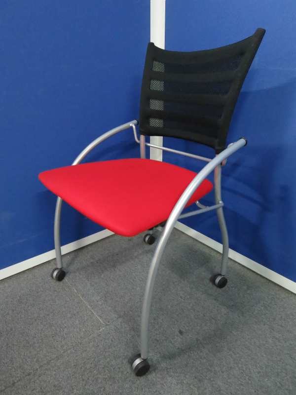 【曲線美がオシャレかっこいい！】～デザイン性あふれるネスティングチェアが4脚入荷！～【中古オフィス家具】
                        プリエ2
                                    中古
            