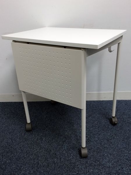 【5台ロット】ホワイト色で幕板付きのフラップテーブル　サイドスタック可能！！
                        ワークテーブル　IP-2型
                                    中古
            
