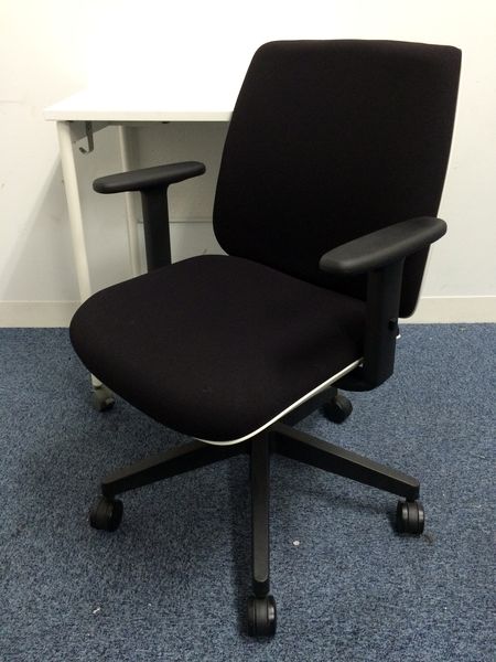 【5セット限定】状態良好なホワイトのフラップテーブル+肘付きオフィスチェアのセット商品
                        
                                    中古
            