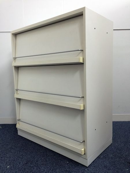 【3台入荷】ホワイト色がきれいな3段タイプの雑誌架
                        エディア
                                    中古
            