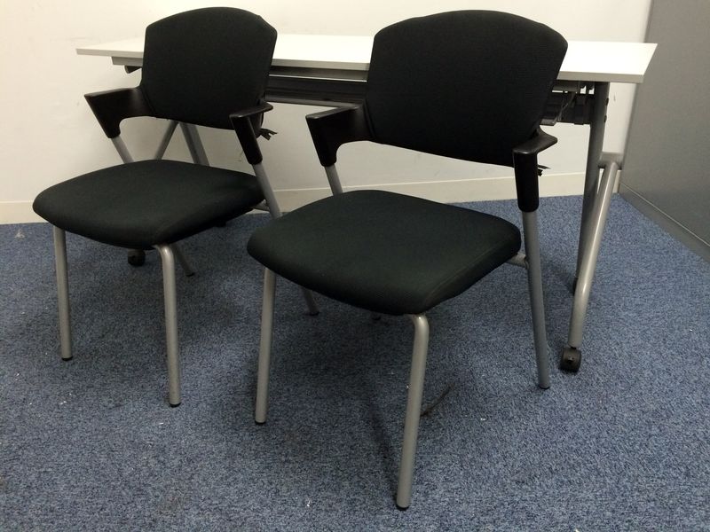 【大量30セット入荷】2名分のセミナー形式テーブル+チェアのセット商品！！
                        
                                    中古
            