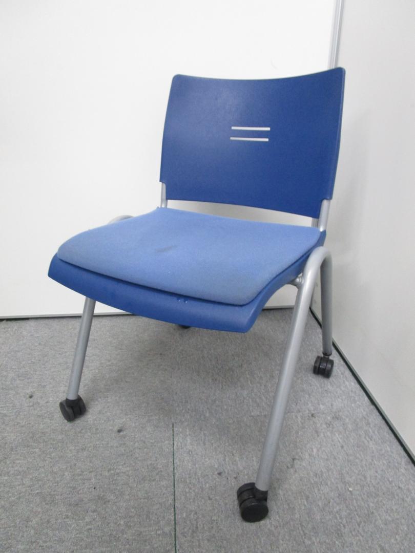 【サンケイ製　スタッキングチェア】■キャスター付き■軽量設計　垂直に重ねられる収納上手なチェアです
                        
                                    中古
            