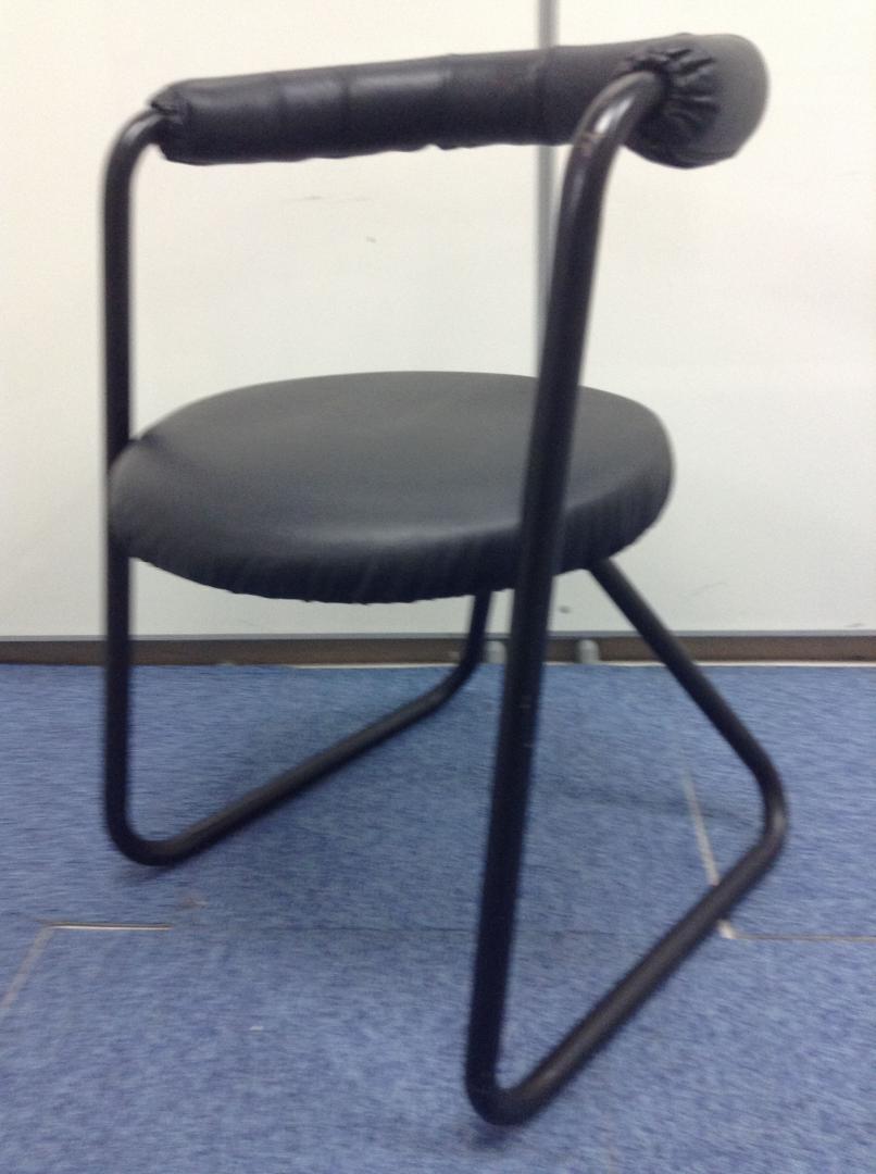 丸っこい形がかわいい、レザー張りミーティングチェア
                        
                                    中古
            