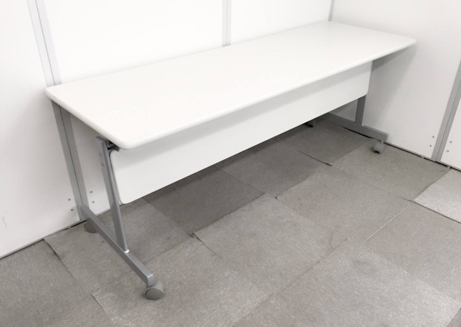 【状態良好】会議用におすすめなフォールディングテーブル入荷！幕板付きの綺麗なホワイトカラー！
                        
                                    中古
            