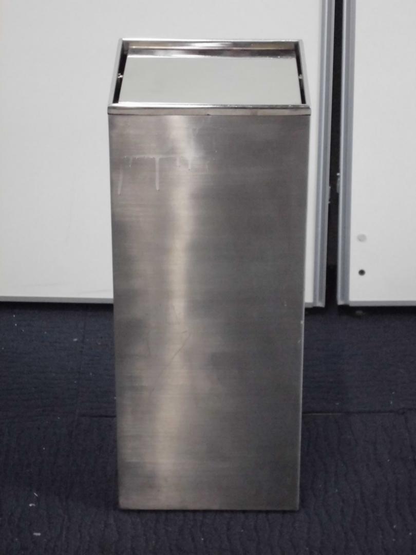 ステンレスのゴミ箱
                        
                                    中古
            