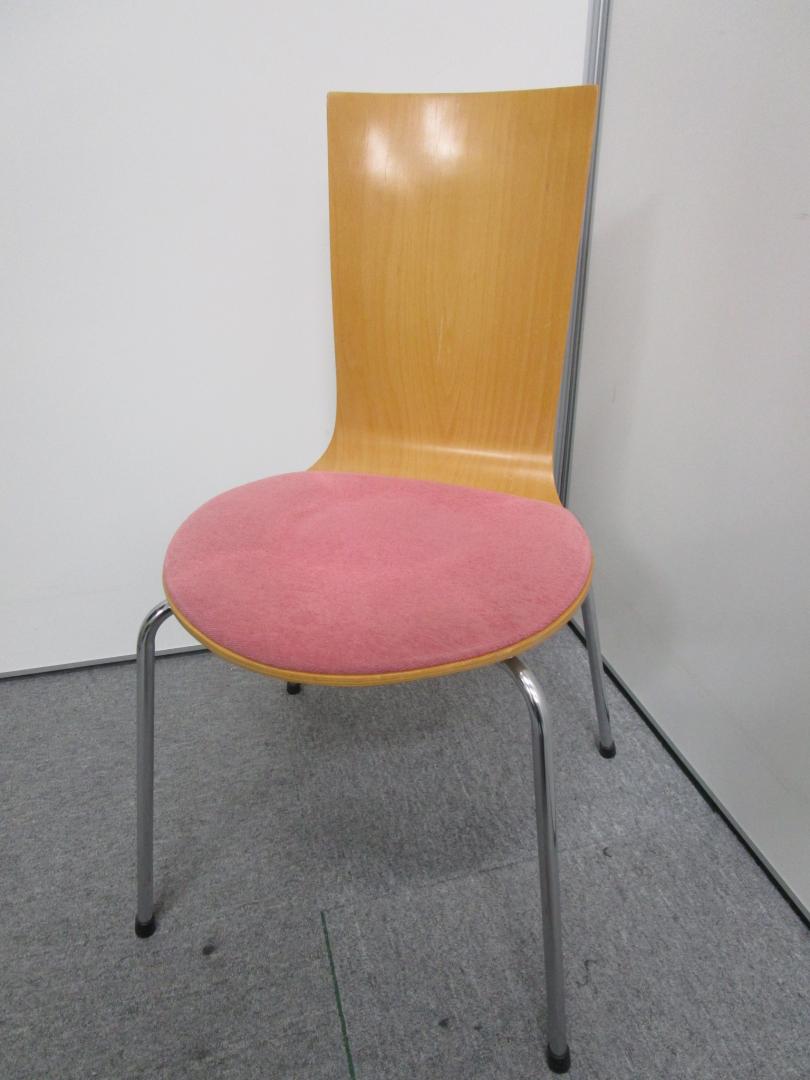 【4脚セット￥８０００→￥７０００】【コクヨ製　スタッキングチェア】■小型タイプ■垂直に重ねられる収納上手なチェアです
                        
                                    中古
            