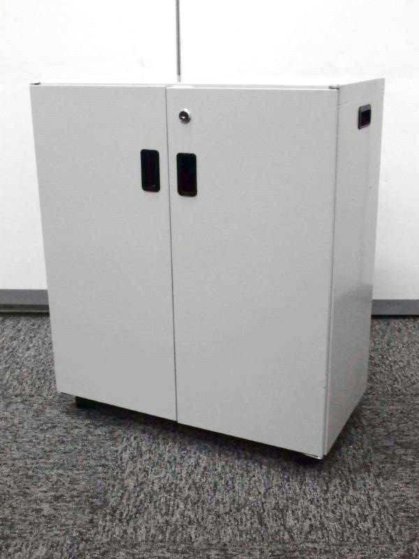 キャスター付小型の両開き収納のご紹介です！　移動も楽々に行えます！　鍵付き！
                        
                                    新古品
            