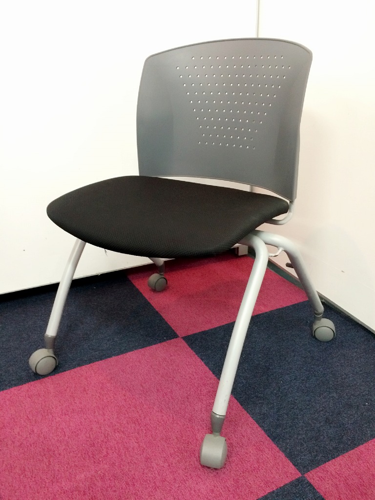 【状態良好】～キャスター付きチェア　しかも重ねられるのでかさばりません　AICO製【おすすめ】～
                        
                                    中古
            