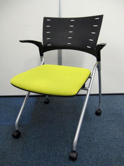 イエローが映える　人気のネスティングチェア　ロビーや休憩スペースのアクセントに一役買います。
                        マノス
                                    中古
            