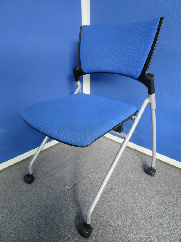 【大人気ブルー色！】★折りたためて収納が便利★会議用に如何でしょうか！
                        マノス 
                                    中古
            