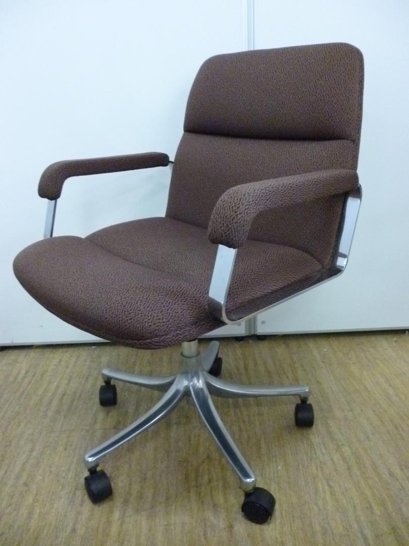 在庫限り！肘付きゆったり会議室用チェア｜落ち着きのある佇まい！
                        
                                    中古
            