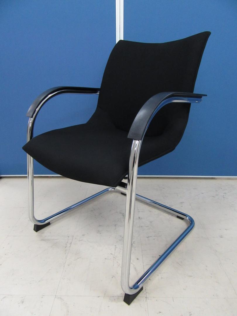 [8脚入荷!!]肘付きミーティングチェア!!どこにでも合うブラックカラー・シルバーフレーム!!
                        
                                    中古
            