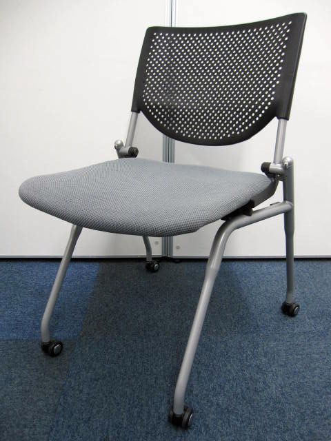 落ち着いたグレー色の会議用チェア　店長おすすめのネスティングチェア
                        プロスタック
                                    中古
            