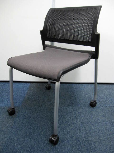 座を持ち上げるだけで簡単にスライドスタッキングが可能な会議チェア
                        FM-310
                                    中古
            