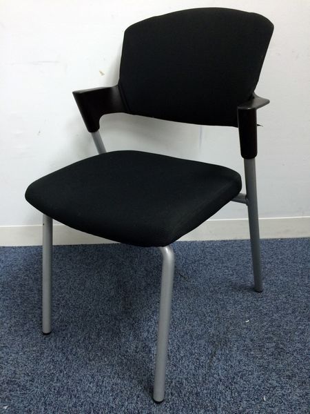 【在庫100脚】人気シリーズのスタッキングチェア大量入荷！！
                        プロッティ
                                    中古
            