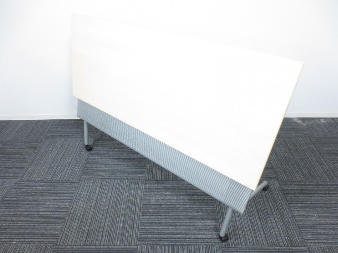 【4台入荷致しました！】オカムラ製 サイドスタックテーブル【会議用 作業台 セミナー用 様々な場面で活躍します！】 使わない時は、天板を折りたたんで収納可能為、スペースを取りません。 
                        
                                    中古
            