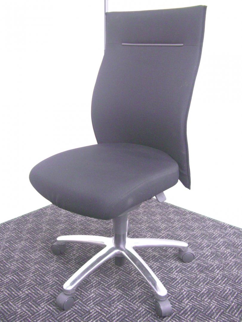 【９脚入荷】他のチェアとは違う座り心地！■ハイバック肘無しタイプ■頑丈かつ快適な高機能チェア■個人宅でもオススメ
                        エクサージュ
                                    中古
            