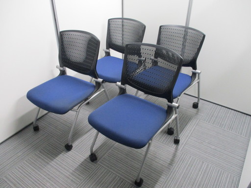 お得な4脚セット。オカムラ製の人気ミーティングチェアグラータです。樹脂メッシュで快適。
                        グラータ
                                    中古
            