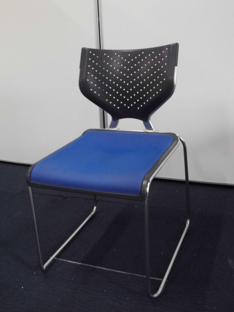 【青×黒】カワイイ2トーンのカラーのデザイン｜重ねて収納できるスタッキングチェア
                        
                                    中古
            
