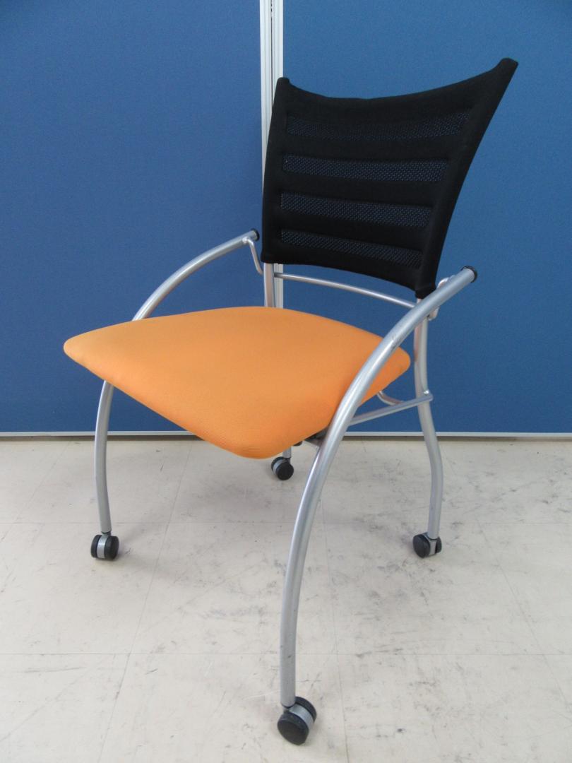 [16脚入荷!!]イトーキ(ITOKI)ネスティングチェア プリエ■ポップなオレンジカラー!!ミーティングルーム・エントランス・休憩室と使い方さまざまです!!
                        プリエ2
                                    中古
            