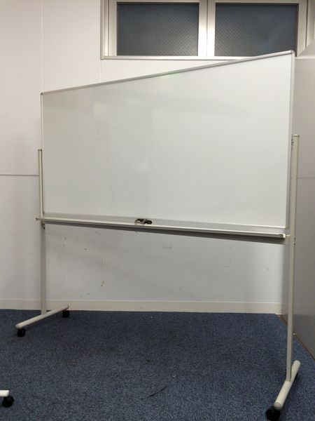 【1台入荷】両面自立式ホワイトボード　会議やセミナーにもってこい！！
                        
                                    中古
            