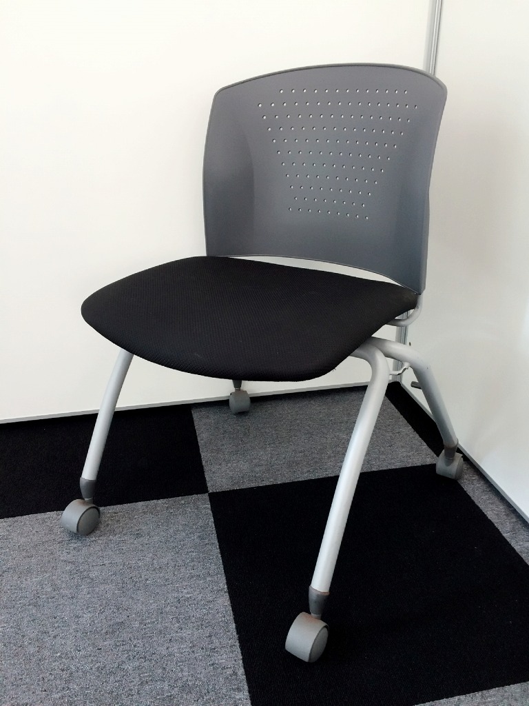 【状態良好】～AICO製キャスター付きミーティングチェア　落ち着いたグレー色【おすすめ】～
                        
                                    中古
            