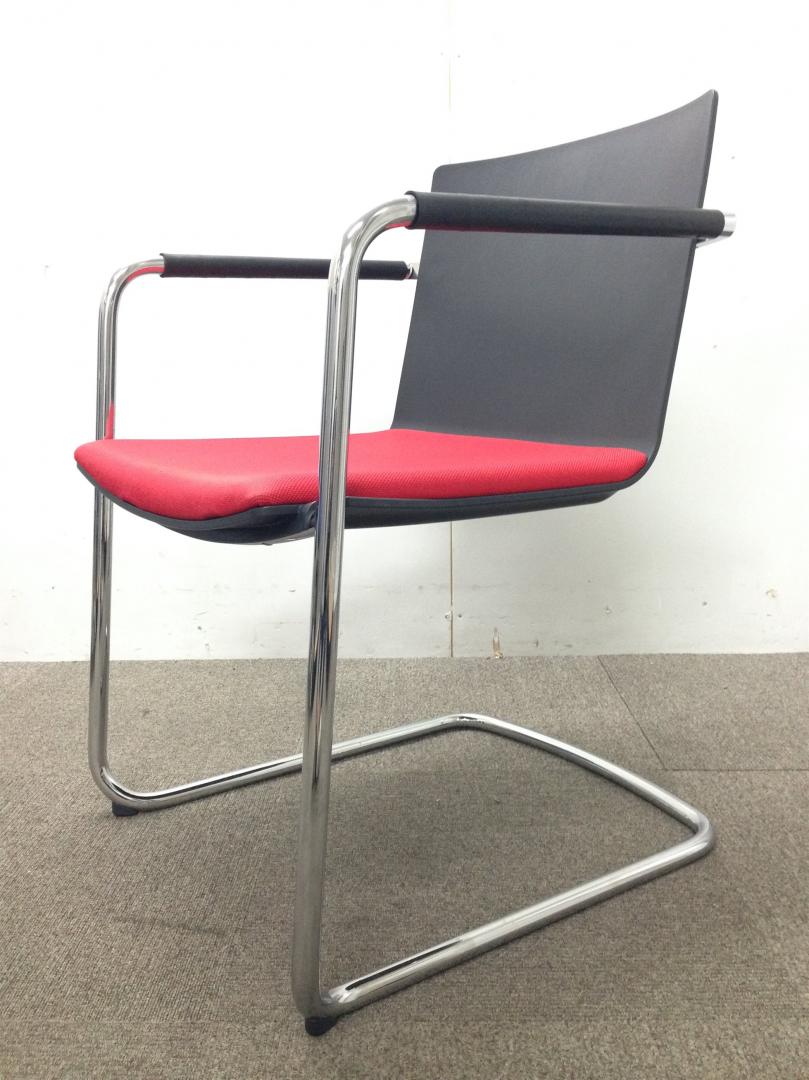 【オシャレ】人気のWilkhahn製 キャンティレバーチェア｜スタック可能です｜
                        Neos
                                    中古
            