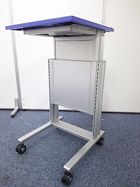 【天板の高さが地上70cmから83cmまで可動出来ます！】プロジェクター台などに！
                        
                                    中古
            