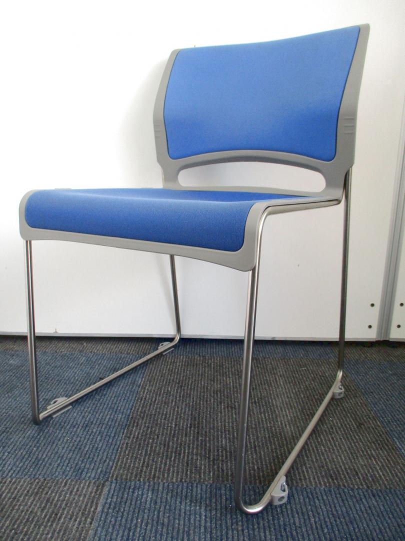 【纏まった数がお探しのお客様に朗報です!!】なんと２７脚纏まってミーティング用チェアが入荷!!
【会議用にオススメです!!】Nu
                        
                                    中古
            