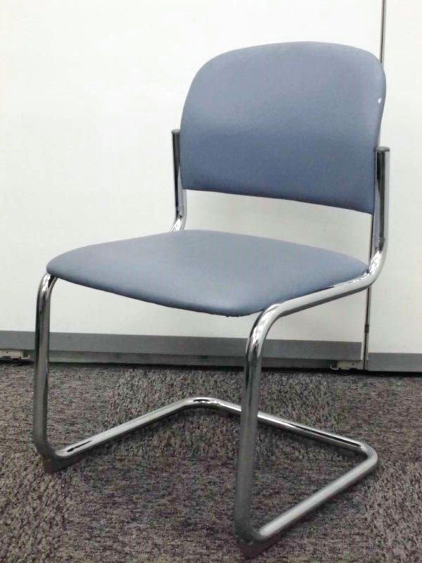 ライトブルーの優しい座り心地のミーティングチェアです【擦り傷あり】
                        
                                    中古
            