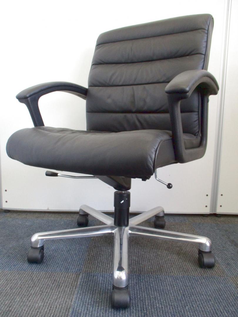 【重厚感漂うエグゼクティブチェア!!】汚れや耐久性に強いビニール革仕様です!!【役員用様にもおすすめ!!】Nu
                        
                                    中古
            