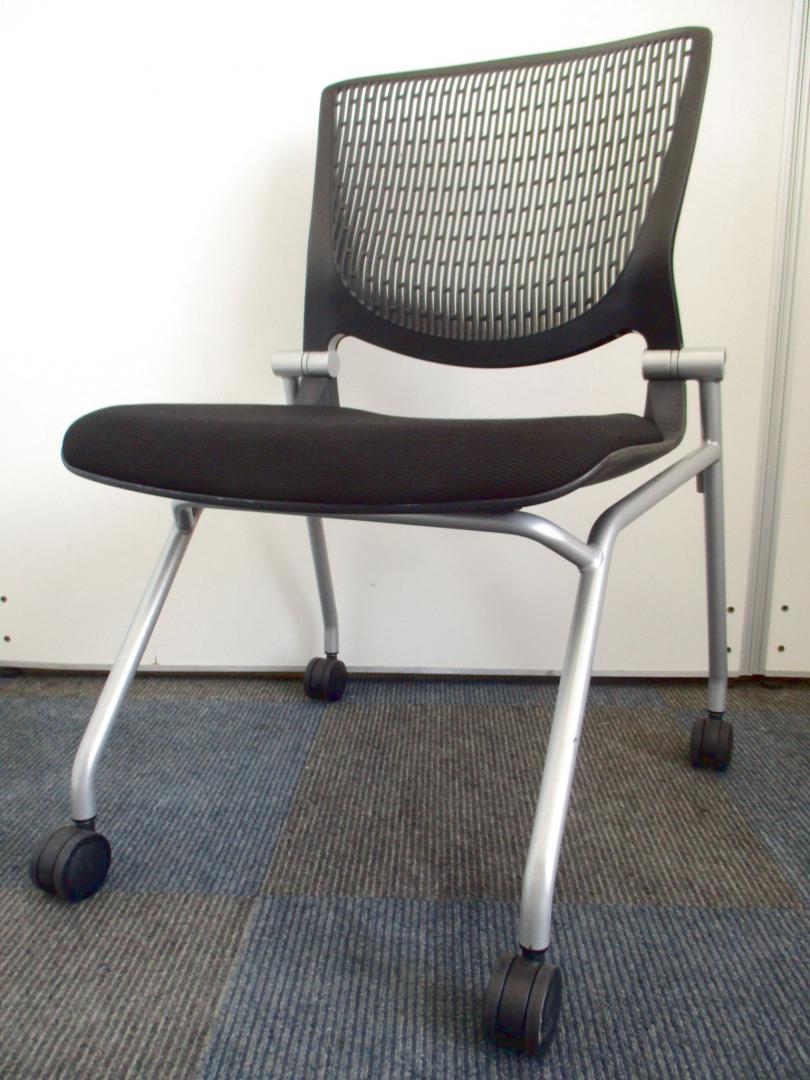 【１６脚纏めて入荷です!!】抜群の人気を誇る『グラータチェア』!!【厚めのクッションが人気です!!】Nu
                        グラータ
                                    中古
            