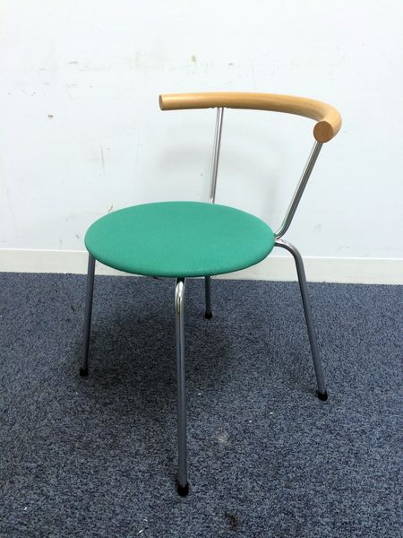 【特別価格】【8脚入荷】カラフルカラーのスタッキングチェア　エントランスや休憩室に！！
                        
                                    中古
            