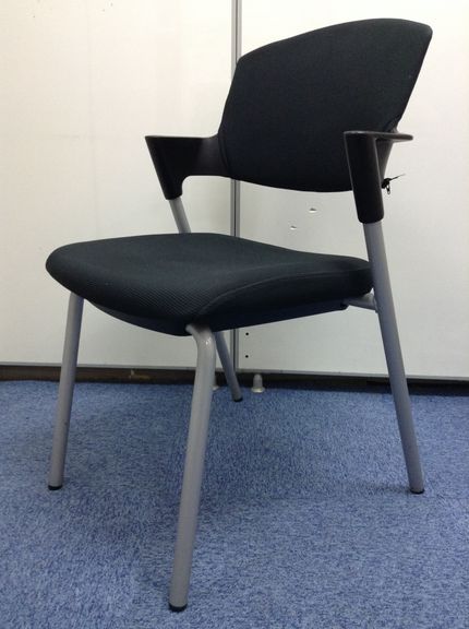 【ロット入荷】【早い者勝ち】完売必至の人気スタッキングチェア！


                        プロッティ
                                    中古
            