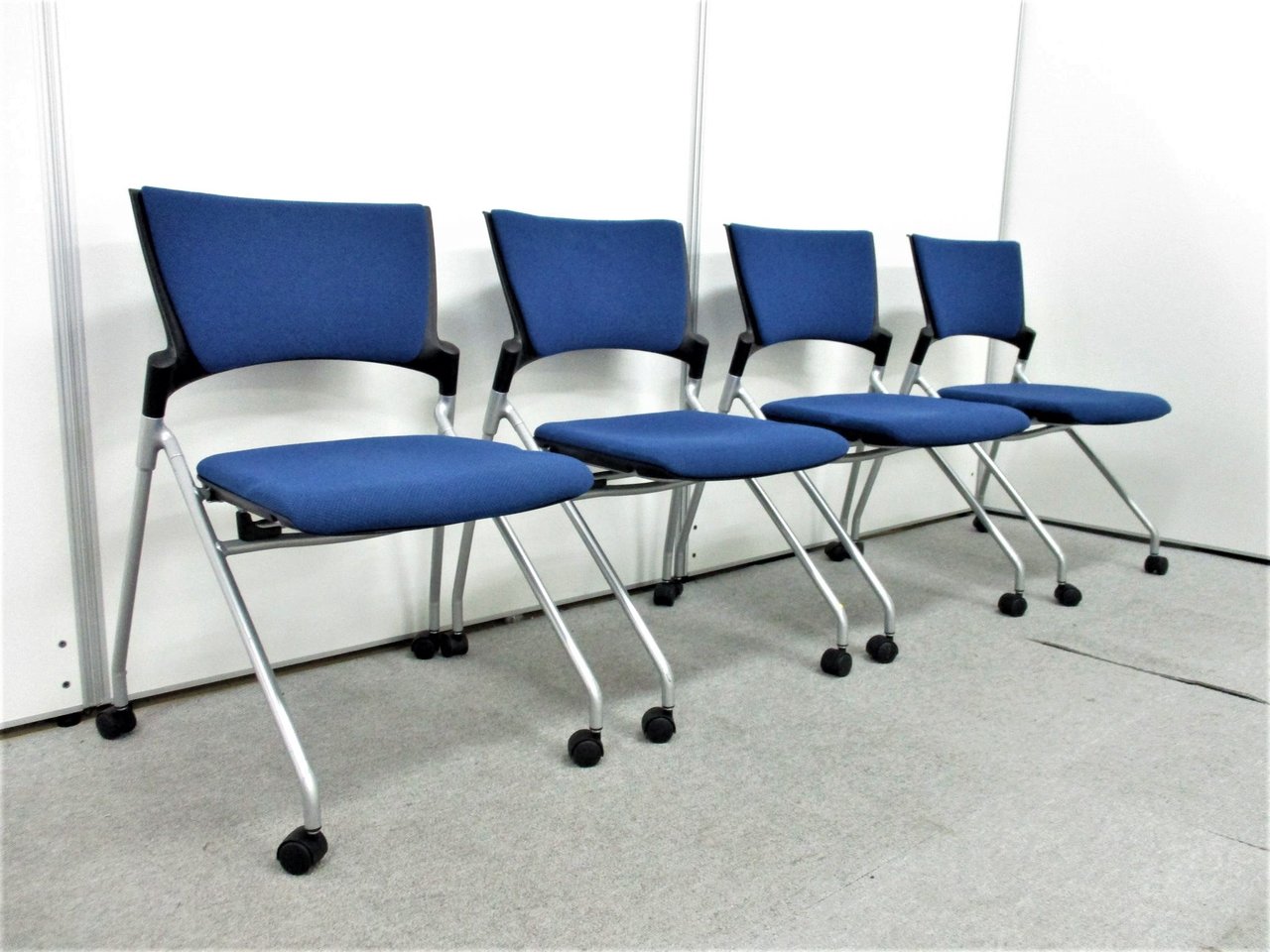 イトーキ(ITOKI)マノスチェア ネイビーブルー 纏まって入荷しました!!畳んで収納可能!!会議後の後片付けがラクです!![状態良好][ネスタブル]
                        マノス 
                                    中古
            