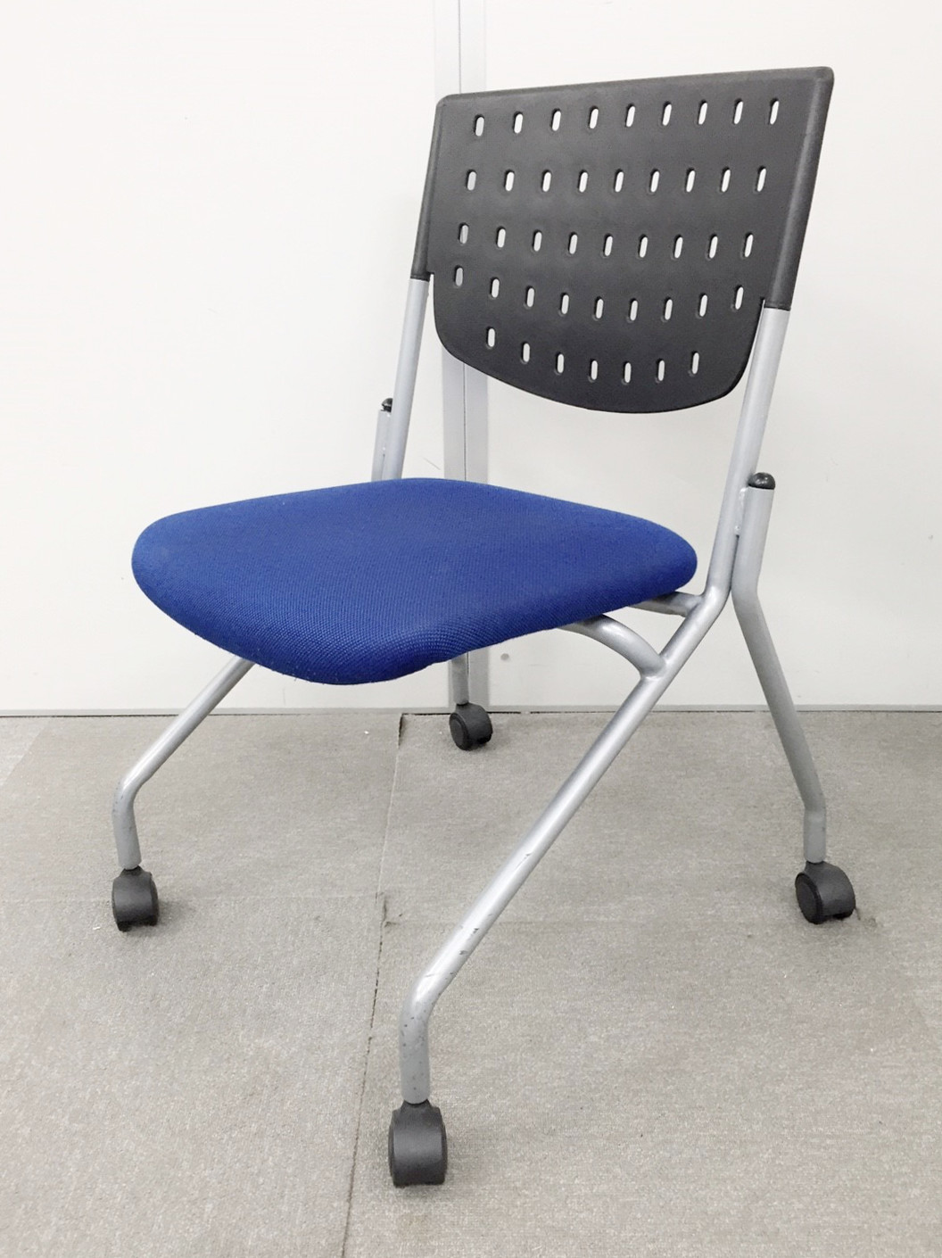 ブラック&ブルーのキャスター付きネスティングチェア入荷！横に収納ができるので、使わない時が非常に便利！
                        
                                    中古
            