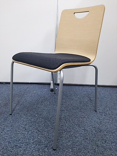 【おしゃれなイス】1脚のみ！木製にブラックのシート！新品定価30,300円！
                        メディナスチェア
                                    中古
            