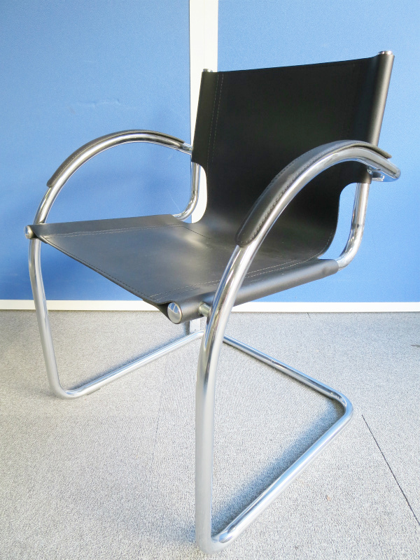 【落ち着いた雰囲気の会議室に！】■ブラックカラーのミーティングチェア！●コストパフォーマンスの高さも売り！
                        
                                    中古
            