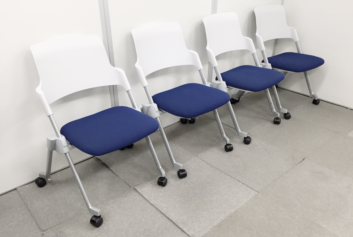 【大量入荷・状態良好】収納に非常に優れております！上にも横にも重ねることが出来る収納上手なキャスター付き！【スタックチェア】【会議用チェア】
                        アンフィ
                                    中古
            