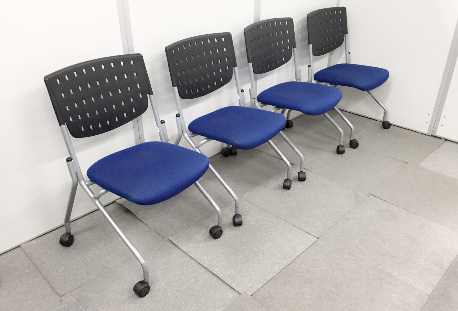 ブルーのキャスター付きネスティングチェア入荷！横に重ねてかさばらないのが特徴です！
                        
                                    中古
            