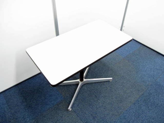 ちょっとアンティークなミニテーブルが入荷　色々な事に使えそうです
                        
                                    中古
            