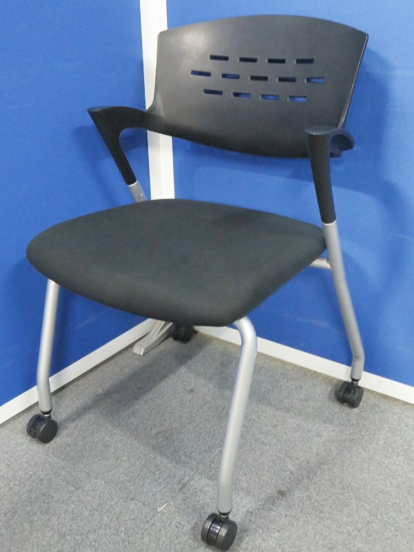 【オシャレデザイン！縦に重ねられるスタッキングチェア！】■キャスター付き！●状態良好！！
                        
                                    中古
            