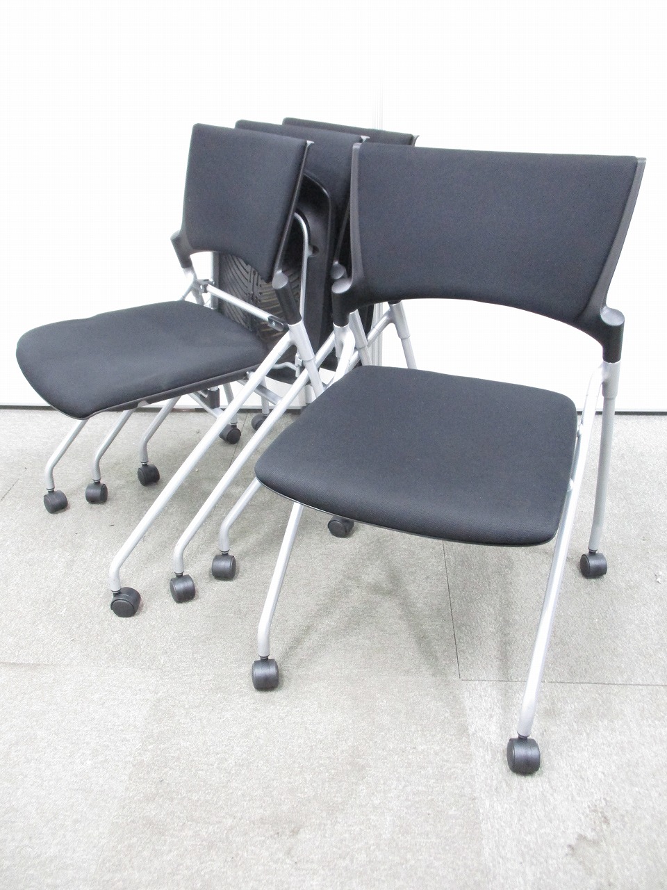 【デザイン性抜群！】折り畳み可能でキャスターもついている人気商品の4脚セット！通常価格より2000円お得！
                        マノス
                                    中古
            