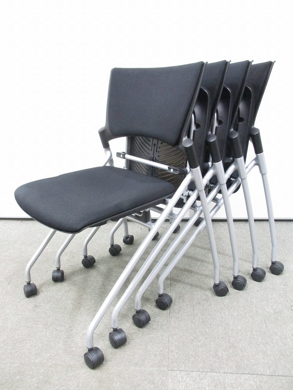 【人気チェア10脚セット！】イトーキ製のネスティングチェア！マノスチェアがまさかの10脚セット！
                        マノス
                                    中古
            