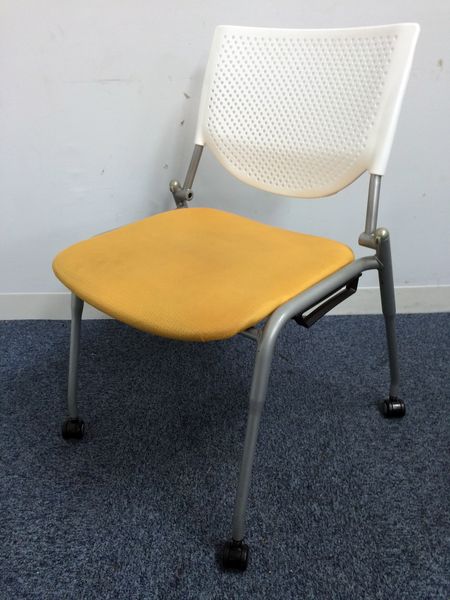 【2脚限定】お洒落なイエロー色キャスター付なので移動も楽々
                        
                                    中古
            