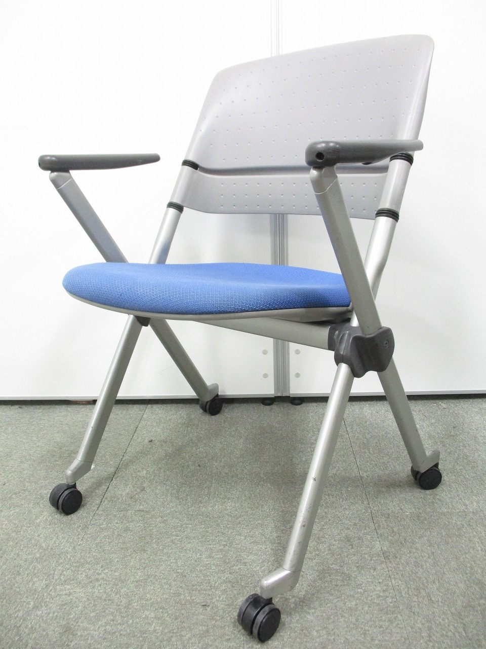 【2種類の重ね方で収納可能！】スタッキングもネスティングも可能な高機能チェア！！
                        
                                    中古
            