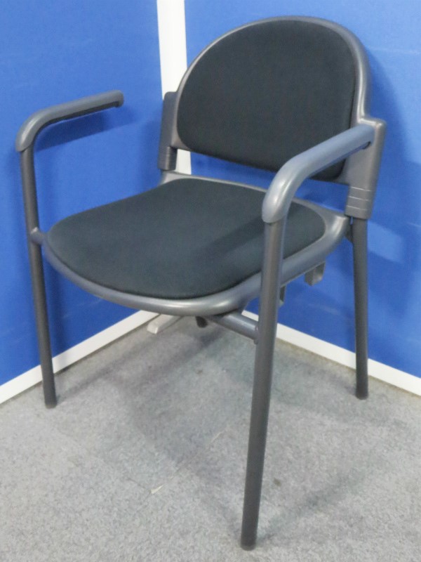 【リラックスできる肘付タイプ！】■スタッキングチェア　ブラック ■プラス製（PLUS）
                        ミーティングチェア
                                    中古
            